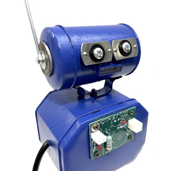 Meet CYAN, a found objects robot sculpture created by me (James Sigle) - Picture 6 of 6